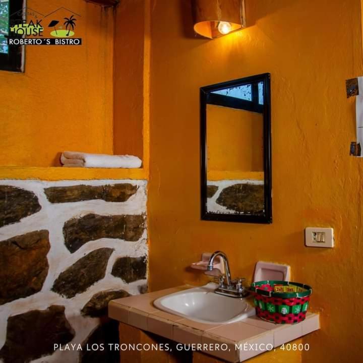 Roberto's Bistro Hotel Troncones Exterior foto